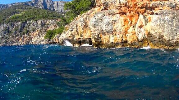 碧绿的海水边的悬崖呈现出翠绿的色彩赫瓦尔岛亚得里亚海海岸克罗地亚海岸的热门旅游目的地
