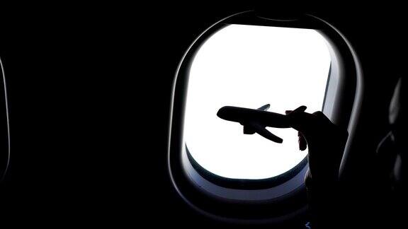 特写手握飞机模型玩具背景窗口在飞机