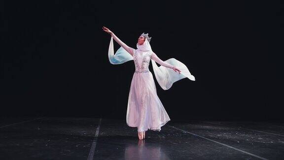 表演的女芭蕾舞演员