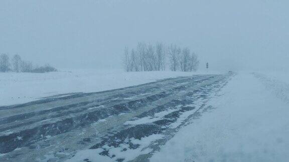 暴风雪冬季道路上的汽车价格为4k