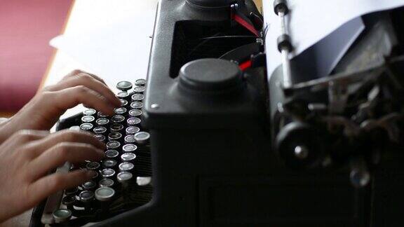 一位女作家在老式打字机上写字