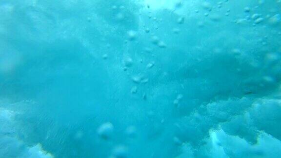 水下慢动作:晶莹剔透的海浪迅速接近岩石海岸