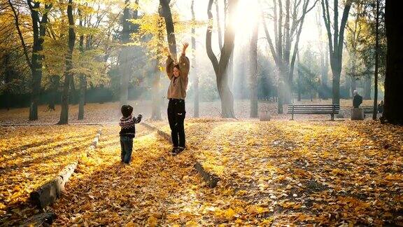 秋天妈妈和小儿子在公园里玩
