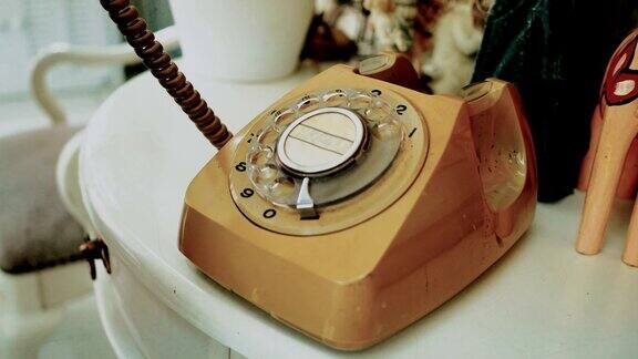 4k人们用手指拨动老式的旋转电话胶片染料复古色调旧的通信技术