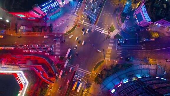 夜间照明青岛市著名的市中心交通街道十字路口空中俯仰延时4k中国
