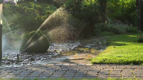 洒水喷头喷洒水灌溉花园浇水