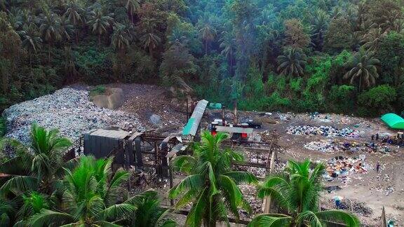 鸟瞰图:热带垃圾填埋场的垃圾焚烧探索天堂垃圾处理的环境问题无人机镜头暴露了污染对岛屿生态系统的影响