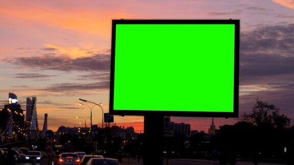 繁忙街道上的一个绿屏广告牌