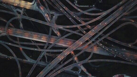 天桥鸟瞰图和繁忙的交通在夜间