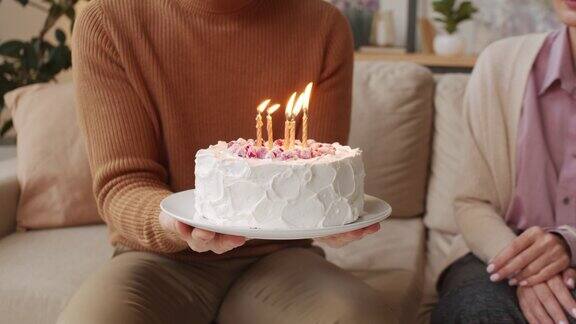 吹灭生日蛋糕上的蜡烛