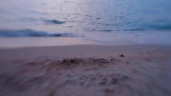 海上冲浪海浪拍打着沙滩泰国芭堤雅用35毫米的BabySweet镜头拍摄
