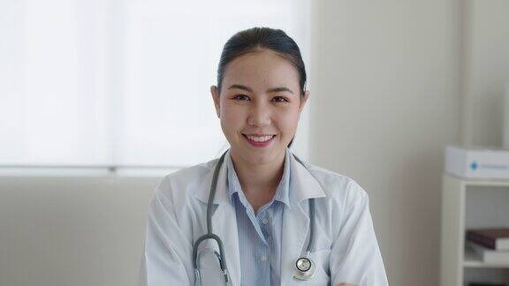 肖像大头照快乐微笑亚洲女医生医务工作者
