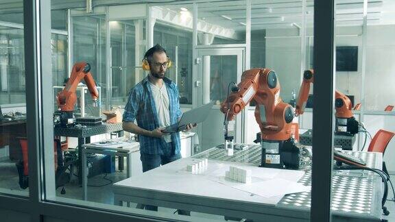 理科生正在实验室里测试机器人设备