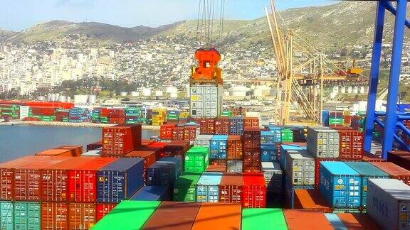 希腊雅典2014年4月4日:在希腊雅典郊区比雷埃夫斯的港口集装箱正在被装载到集装箱船上