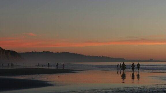 特里松海滩的日落