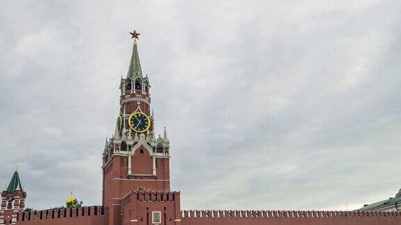 莫斯科克里姆林宫红场Spasskaya救世军的钟塔在乌云密布的暴风雨前