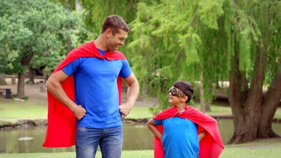 父亲和儿子假装超级英雄