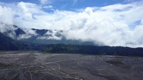 4K:鸟瞰图的布罗莫火山东爪哇无人机相机在印度尼西亚布罗莫火山鸟瞰图