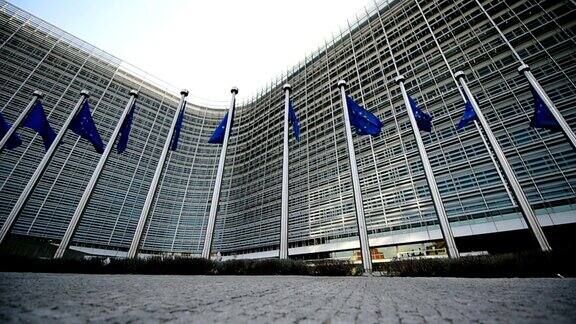 欧盟委员会总部前随风飘扬的欧盟旗帜
