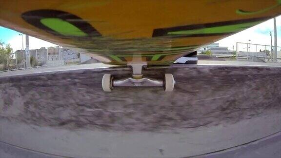 滑板下的相机:在滑板公园玩滑板