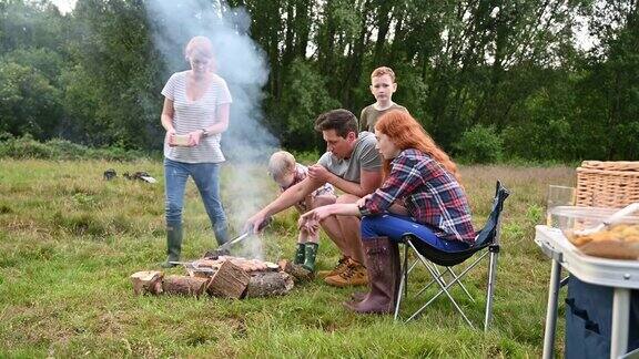 白人家庭与孩子在露营旅行中烧烤食物