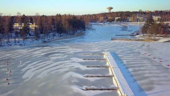 从空中近距离观察芬兰港口结冰的海水
