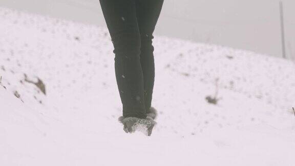 走在雪地里