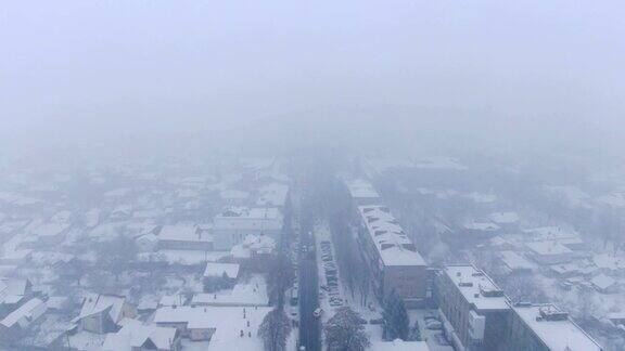 降雪中的小镇鸟瞰图暴雪暴风雪