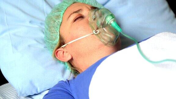 女性患者戴氧气面罩
