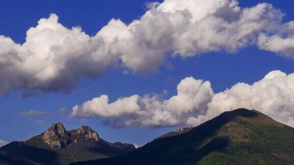 时间流逝的云意大利阿尔卑斯山壮观的云层移动阿尔卑斯山脉