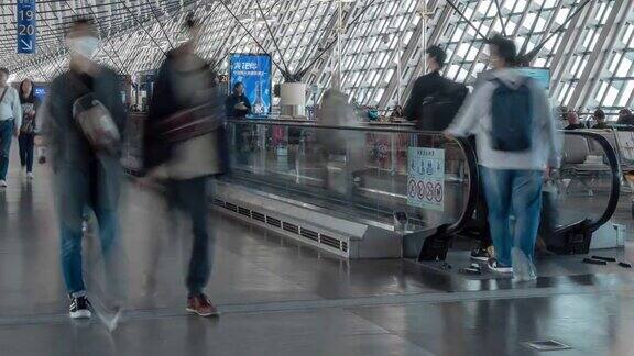 在上海浦东国际机场航站楼的高峰期人群乘客和游客在自动扶梯人行道上行走的4K时间间隔中国上海旅游和交通概念