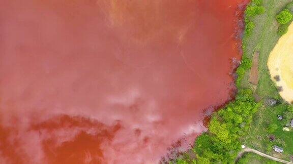 4k航拍彩色紫铜采矿废水与无人机拍摄的新鲜绿色森林形成对比
