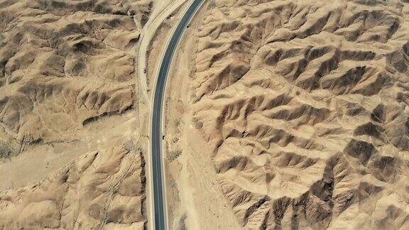 鸟瞰图的农村道路通过山区