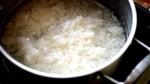 用开水煮的米在不锈钢锅里猛烈地沸腾