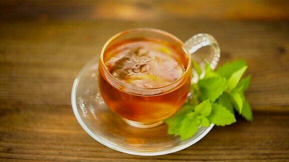 桌上漂亮的玻璃碗里盛着美味的绿茶