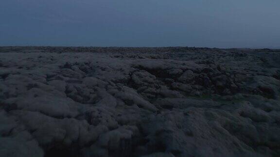 戏剧性的雾雾无人机的月球表面山谷在冰岛雾蒙蒙的冰岛乡村鸟瞰图冰岛高地秋天的景色神奇的地球上