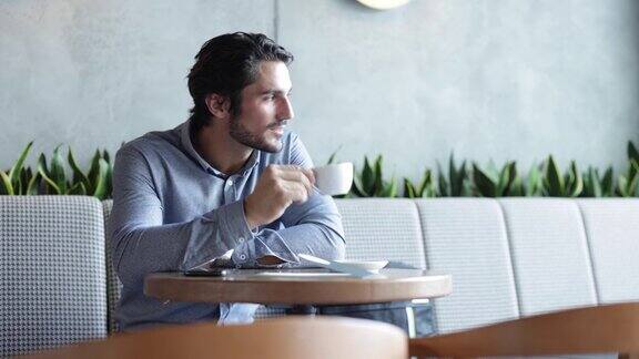 一个年轻人在咖啡馆用智能手机