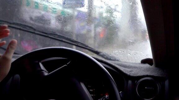 年轻女子在雨天开车慢动作拍摄的实时