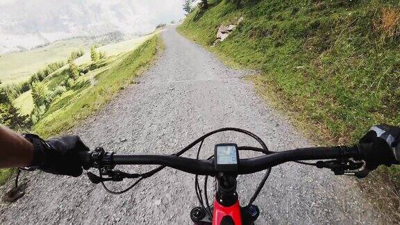 一个山地自行车手在瑞士泽马特独自骑行