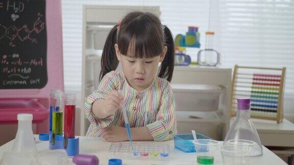 小女孩在家里玩科学实验
