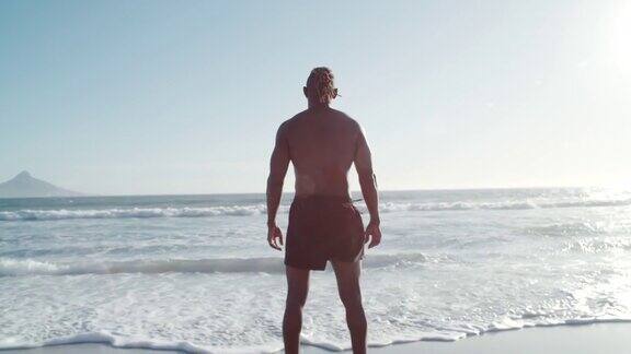 一个运动员站在沙滩上的4k视频