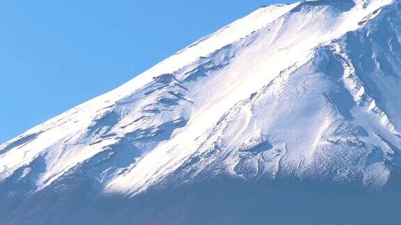 日本富士山顶上厚厚的白雪