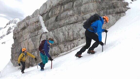 一群登山队员攀登一座雪山