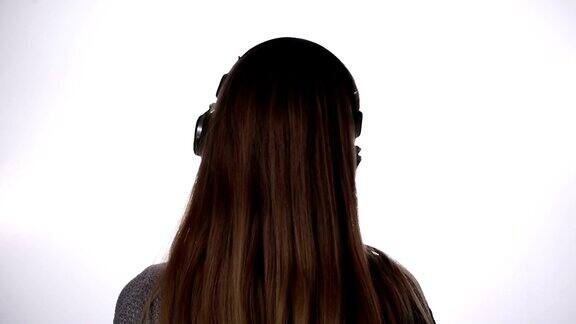女人戴着耳机听音乐的背影