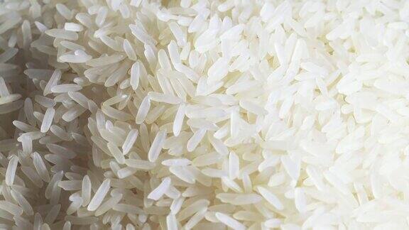 长米饭放在桌上