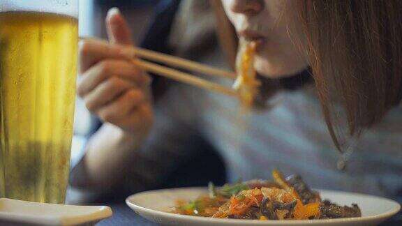 面条这个女孩用筷子吃面条