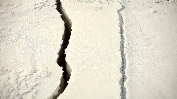 结冰的湖面在晴天裂开