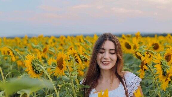 快乐的女孩走在向日葵地里风景秀丽花团锦簇