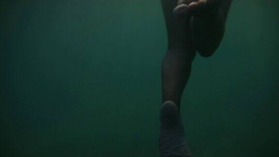 水下拍摄的年轻女子在海里游泳