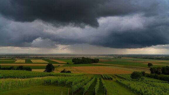 时间推移的镜头暴风雨的云流动在葡萄酒种植的国家